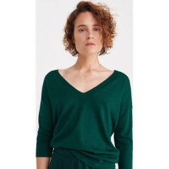Sweter z dekoltem w serek - Khaki. Brązowe swetry damskie Reserved, s, bez wzorów, bez rękawów, bez kaptura. W wyprzedaży za 34,99 zł.