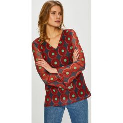 Desigual - Bluzka. Czerwone bluzki damskie Desigual, na co dzień, s, w grochy, z elastanu, casualowe, bez kołnierzyka, bez rękawów. W wyprzedaży za 219,90 zł.