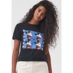 Koszulka z Mickey Mouse - Czarny. Czarne koszulki damskie Sinsay, s, z motywem z bajki, bez kołnierzyka, bez rękawów. Za 29,99 zł.