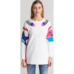 BLUZA EMPORIO ARMANI - Biały. Białe bluzy damskie z aplikacjami, z bawełny. Za 769,50 zł.