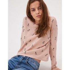 Krótki sweter z nadrukiem allover - Różowy. Różowe swetry damskie Sinsay, s, z nadrukiem, z krótkim rękawem, krótkie, bez kaptura. Za 39,99 zł.