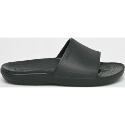 Crocs - Klapki. Czarne klapki damskie Crocs, bez wzorów, z gumy, bez obcasa, na obcasie. W wyprzedaży za 79,90 zł.