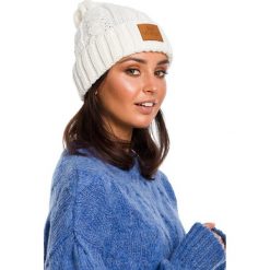 Czapka ze splotem warkoczowym - ecru. Czapki damskie BE, z aplikacjami, ze skóry. W wyprzedaży za 49,00 zł.