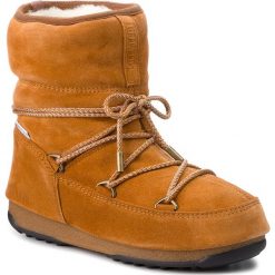 Śniegowce MOON BOOT - Low Suede Wp 24008300004 Whisky. Pomarańczowe kozaki damskie Moon Boot, na zimę, ze skóry, na niskim obcasie, bez zapięcia. W wyprzedaży za 549,00 zł.