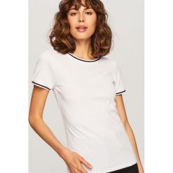T-shirt z prążkowanej dzianiny - Biały. Białe t-shirty damskie Reserved, s, bez wzorów, z dzianiny, bez kołnierzyka. Za 59,99 zł.