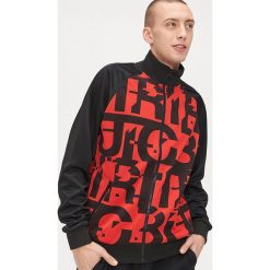 Bluza rozpinana z nadrukiem - Czerwony. Czerwone bluzy męskie Cropp, s, z nadrukiem, bez kołnierzyka, bez rękawów, bez kaptura. Za 99,99 zł.