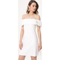 Biała Sukienka Take Point. Białe sukienki damskie Born2be, na lato, s, bez wzorów, eleganckie, bez kołnierzyka, bez rękawów, mini, z odkrytymi ramionami. Za 34,99 zł.