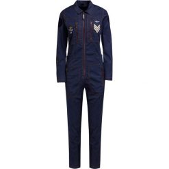 Kombinezon AERONAUTICA MILITARE. Niebieskie kombinezony damskie Aeronautica Militare, na co dzień, z aplikacjami, z bawełny, militarne, z włoskim kołnierzykiem, bez rękawów. Za 1800,00 zł.