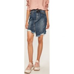 Answear - Spódnica jeansowa. Niebieskie spódniczki damskie ANSWEAR, na co dzień, s, bez wzorów, z bawełny, casualowe, z podwyższonym stanem, mini, ołówkowe. W wyprzedaży za 69,90 zł.