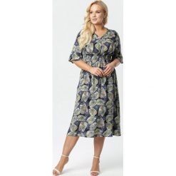 Granatowa Sukienka Kleoriko. Niebieskie sukienki damskie Born2be, na lato, xl, bez wzorów, z tkaniny, z falbankami, plus size, bez rękawów, midi. Za 79,99 zł.
