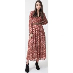 Łososiowa Sukienka Oakhurst. Różowe sukienki damskie Born2be, na imprezę, s, w paski, z okrągłym kołnierzem, bez rękawów, długie, maxi, kopertowe. Za 139,99 zł.