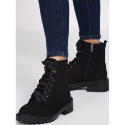 Czarne Zamszowe Botki Hot Stuff. Czarne botki damskie Multu, z zamszu, bez obcasa, na płaskiej podeszwie, bez zapięcia. Za 49,99 zł.