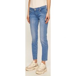 Tommy Jeans - Jeansy Scarlett. Niebieskie jeansy damskie Tommy Jeans, z obniżonym stanem. W wyprzedaży za 359,90 zł.