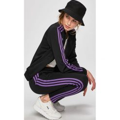 Adidas Originals - Bluza. Czarne bluzy damskie adidas Originals, bez wzorów, z elastanu, bez rękawów, bez kaptura. Za 279,90 zł.
