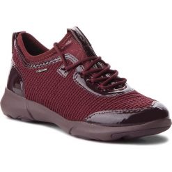 Półbuty GEOX - D Nebula X B D82BHB 000AS C7357 Dk Burgundy. Czerwone półbuty damskie Geox, na co dzień, bez wzorów, ze skóry ekologicznej, bez obcasa, na płaskiej podeszwie, bez zapięcia. W wyprzedaży za 339,00 zł.