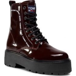 Trapery TOMMY JEANS - Patent Lace Up Boot EN0EN01151 Deep Sangria GR2. Czerwone trapery damskie Tommy Jeans, z jeansu, klasyczne, bez obcasa, bez zapięcia. Za 799,00 zł.