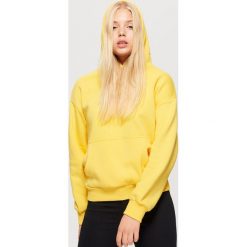 Bluza hoodie z napisem - Żółty. Żółte bluzy damskie Cropp, s, z napisami, bez rękawów, bez kaptura. Za 79,99 zł.