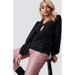 NA-KD Bluzka z wycięciem - Black. Czarne bluzki damskie NA-KD, bez wzorów, z tkaniny, bez kołnierzyka, z długim rękawem. Za 121,95 zł.
