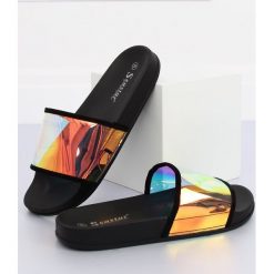 Klapki benzin colour czarne CK80P BLACK. Czarne klapki damskie obuwie damskie, z aplikacjami, z gumy, bez obcasa. Za 50,61 zł.