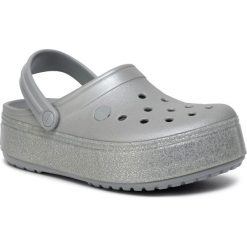Klapki CROCS - Platform Metallic Clg Mtl 205912 Metallic Silver. Szare klapki damskie Crocs, bez wzorów, z tworzywa sztucznego, bez obcasa. Za 239,00 zł.