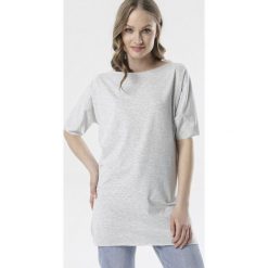 Szary T-shirt Raemare. Szare bluzki damskie Born2be, xl, bez wzorów, z dzianiny, z okrągłym kołnierzem. Za 39,99 zł.