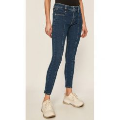 Calvin Klein Jeans - Jeansy. Niebieskie jeansy damskie Calvin Klein Jeans, z aplikacjami, z elastanu. Za 539,90 zł.