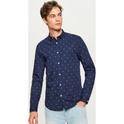 Koszula z mikroprintem regular fit - Granatowy. Niebieskie koszule męskie Reserved, s, bez wzorów, bez kołnierzyka, bez rękawów. W wyprzedaży za 39,99 zł.