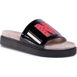 Klapki INUIKII - Woman Inuikii 70104-016 Black. Czarne klapki damskie Inuikii, z aplikacjami, ze skóry, bez obcasa. Za 889,00 zł.