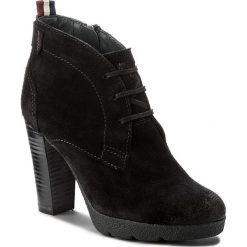 Botki TOMMY HILFIGER - DENIM Clarisa 5B FW0FW01376 Black 990. Czarne botki damskie lity TOMMY HILFIGER, z denimu, na sznurówki. W wyprzedaży za 319,00 zł.