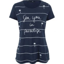 Shirt bawełniany z nadrukiem, krótki rękaw bonprix ciemnoniebieski z nadrukiem. Niebieskie koszulki damskie bonprix, z nadrukiem, z bawełny, bez kołnierzyka, z krótkim rękawem. Za 34,99 zł.