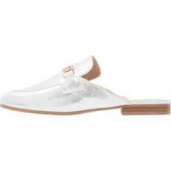 Klapki damskie: Miss Selfridge ELENA Klapki metallic