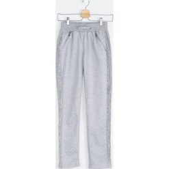 Szare Spodnie Dresowe Lacy Belt. Szare bez kategorii marki Born2be, z bawełny. Za 49,99 zł.