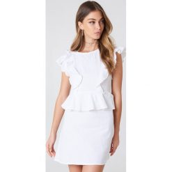 Debiflue x NA-KD Sukienka z falbanką - White. Białe bez kategorii marki Debiflue x NA-KD, z bawełny, z falbankami. Za 183,95 zł.