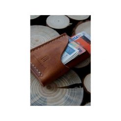 Old Friend Wallet – minimalistyczny portfel skórzany, ręcznie szyty. Brązowe portfele męskie Woodsman craft, ze skóry. Za 149,00 zł.