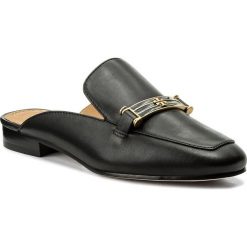 Klapki TORY BURCH - Amelia Backless Loafer 48282 Perfect Black 006. Czarne klapki damskie Tory Burch, z aplikacjami, ze skóry, bez obcasa, na obcasie. W wyprzedaży za 689,00 zł.