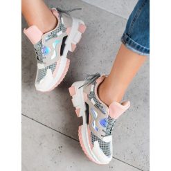 Stylowe sneakersy z efektem holo. Sneakersy damskie SEASTAR, ze skóry ekologicznej. Za 107,90 zł.