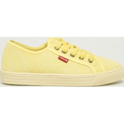 Levi's - Tenisówki Malibu Beach. Żółte trampki i tenisówki damskie Levi's®, bez wzorów, z gumy, na sznurówki. W wyprzedaży za 159,90 zł.
