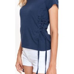 T-SHIRT DAMSKI Z OZDOBNYM SZNUROWANIEM. Szare t-shirty damskie Top Secret, ze sznurowanym dekoltem. Za 24,99 zł.