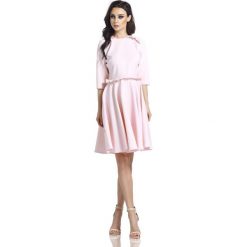 Kobieca sukienka z falbankami pudrowy róż. Różowe sukienki dziewczęce Lemoniade, bez wzorów, eleganckie, bez rękawów, rozkloszowane. Za 179,00 zł.