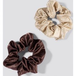 NA-KD Accessories Gumki owijki 2-pak - Brown,Beige. Brązowe ozdoby do włosów marki NA-KD Accessories, w kolorowe wzory, z materiału. Za 40,95 zł.