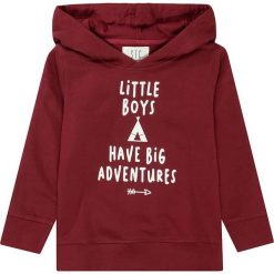 Bluza w kolorze ciemnoczerwonym. Czerwone bluzy niemowlęce Attention, z nadrukiem, z bawełny, bez rękawów, bez kaptura. W wyprzedaży za 42,95 zł.