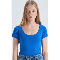 Gładka koszulka z głębokim dekoltem - Niebieski. Niebieskie t-shirty damskie marki Cropp, s. Za 29,99 zł.