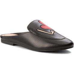 Klapki KAZAR - Berit 32076-01-00 Black. Czarne klapki damskie Kazar, z napisami, ze skóry, na wysokim obcasie. W wyprzedaży za 299,00 zł.