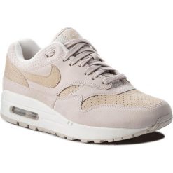 Buty NIKE - Air Max 1 Premium 875844 004 Desert Sand/Sand/Sail. Brązowe buty sportowe damskie Nike, bez wzorów, ze skóry, eleganckie, bez obcasa, na płaskiej podeszwie, bez zapięcia. W wyprzedaży za 499,00 zł.