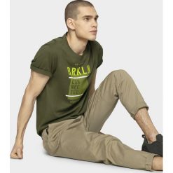 T-shirt męski TSM619 - khaki - Outhorn. Brązowe koszulki męskie Outhorn, m, bez wzorów, z bawełny, bez kołnierzyka. W wyprzedaży za 29,99 zł.