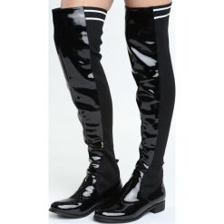 Czarne Kozaki My Energy. Czarne buty zimowe damskie marki Born2be, z lakierowanej skóry, z okrągłym noskiem, na płaskiej podeszwie. Za 129,99 zł.