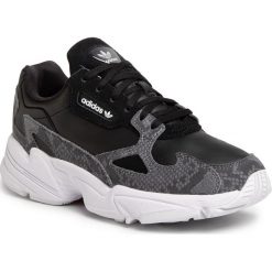 Buty adidas - Falcon W FV4483 Cblack/Cblack/Ftwwht. Czarne półbuty damskie Adidas, bez wzorów, z zamszu, bez obcasa, na płaskiej podeszwie, bez zapięcia. Za 399,00 zł.