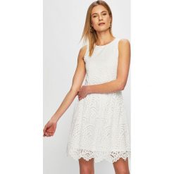 Only - Sukienka. Białe sukienki damskie ONLY, na co dzień, s, w koronkowe wzory, z elastanu, z okrągłym kołnierzem, bez rękawów, mini, rozkloszowane. W wyprzedaży za 129,90 zł.