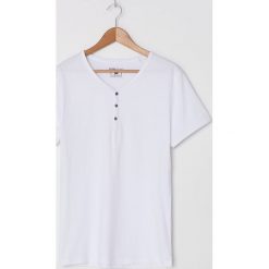 T-shirt z guzikami - Biały. Białe t-shirty męskie House, s, bez wzorów, bez kołnierzyka. Za 39,99 zł.