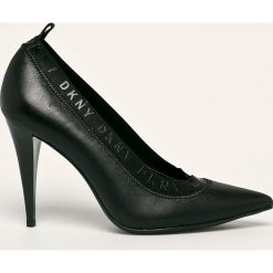 Dkny - Szpilki. Czarne szpilki DKNY, bez wzorów, ze skóry, bez obcasa, na obcasie, bez zapięcia. W wyprzedaży za 259,90 zł.